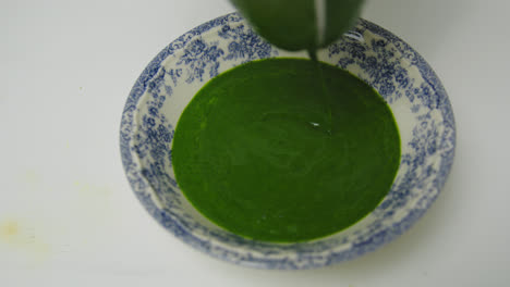 Pouring-spinach-puree-organic-juice-closeup