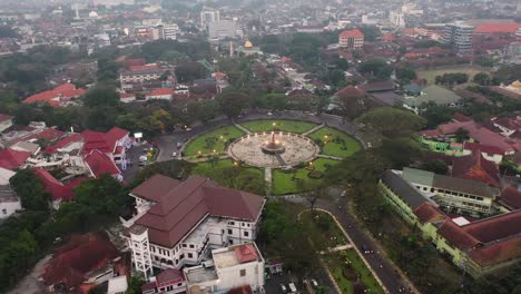 Malang,-Ostjava,-Indonesien-Luftaufnahme-Des-Malang-Rathauses-Und-Des-Malang-Rathausbrunnenparks