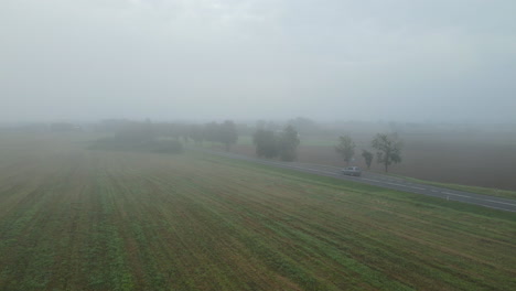 Fahrzeuge-Fahren-Durch-Nebel-Auf-Der-Landstraße-In-Lubawa,-Polen