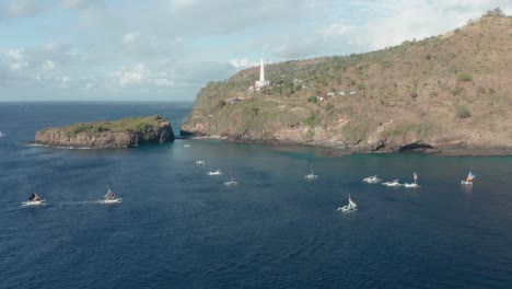 Barcos-De-Pesca-Blancos-Cerca-De-La-Costa-De-Bali,-Gili-Selang-Y-Faro