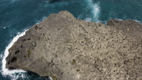 Blauer-Ozean-An-Der-Zerklüfteten-Küste-Bei-Cueva-Del-Indio-In-Las-Piedras,-Puerto-Rico