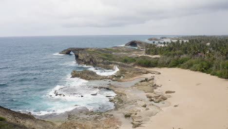 Meereswellen,-Die-An-Der-Felsigen-Küste-Von-Playita-Inez-In-Der-Nähe-Der-Höhle-El-Indio-In-Las-Piedras,-Puerto-Rico,-Zusammenbrechen