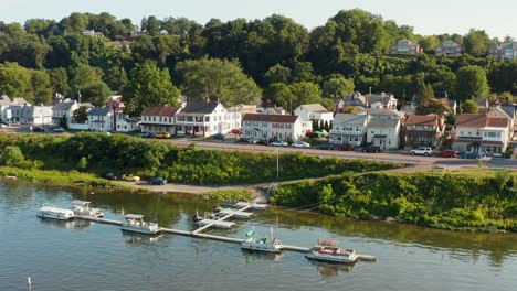 Dock,-boats,-small-town-Wormleysburg-along-Susquehanna-River-in-Pennsylvania,-USA