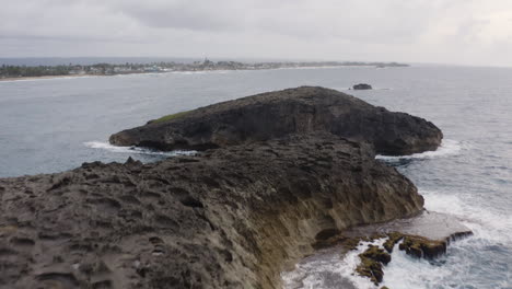 In-Der-Cueva-Del-Indio-In-Las-Piedras-In-Der-Nähe-Von-Arecibo,-Puerto-Rico,-Schlagen-Wellen-Gegen-Felsige-Klippen