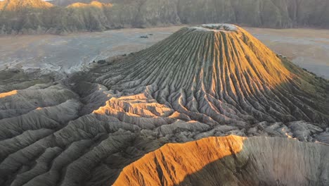 Luftaufnahme-Der-Landschaft-Des-Mount-Bromo,-Morgenlicht,-Drohnenaufnahme-Des-Mount-Bromo-Und-Des-Vulkans-Batok