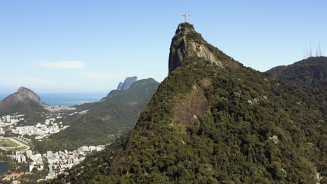 Volando-Hacia-La-Estatua-Del-Cristo-Redentor-Y-El-Cerro-Corcovado-En-Río-De-Janeiro