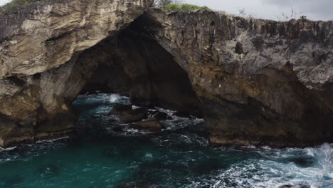 Cueva-Del-Indio---Caverna-Natural-Junto-Al-Mar-En-Las-Piedras,-Puerto-Rico---Toma-Aérea-De-Drones