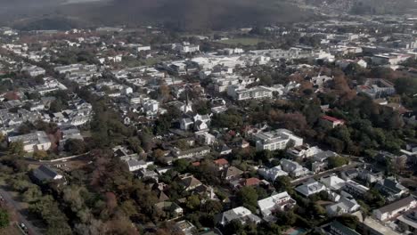 Vista-Panorámica-Sobre-El-Pueblo-De-La-Ciudad-En-Mcgregor,-Sudáfrica---Toma-Aérea-De-Drones