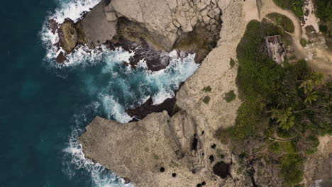 Blick-Von-Oben-Auf-Die-Wellen,-Die-Sich-Gegen-Felsen-Und-Klippen-In-Der-Nähe-Der-Cueva-Del-Indio-In-Las-Piedras,-Puerto-Rico,-Brechen