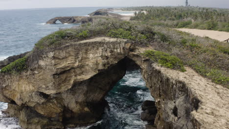 Luftaufnahme-Der-Höhle-El-Indio-In-Las-Piedras,-Puerto-Rico---Drohnenaufnahme