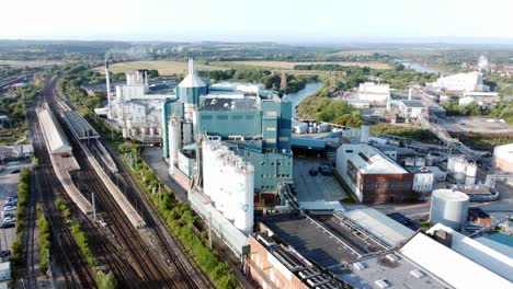 Industrielle-Chemische-Fabrik-Neben-Warrington-Bank-Quay-Bahngleise-Luftaufnahme-Steigende-Neigung-Nach-Unten