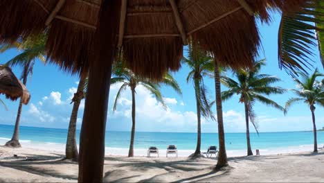 Wunderschöne-Aufnahme-Eines-Tropischen-Strandes-Mit-Weißem-Sand,-Palmen-Und-Türkisfarbenem-Wasser-An-Der-Wunderschönen-Playa-Del-Carmen-An-Der-Riviera-Maya,-Mexiko,-In-Der-Nähe-Von-Cancun-An-Einem-Sonnigen-Sommertag-Im-Urlaub