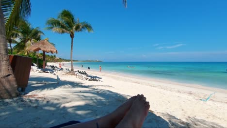 Wunderschöner,-Hochkippender-Schuss-Eines-Tropischen-Ferienortes-Mit-Palmen-Und-Weißem-Sand-An-Der-Wunderschönen-Playa-Del-Carmen-An-Der-Riviera-Maya,-Mexiko,-In-Der-Nähe-Von-Cancun-An-Einem-Sommertag-Im-Urlaub