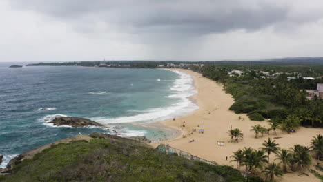 Vista-Panorámica-De-La-Playa-De-La-Poza-Del-Obispo-En-Arecibo,-Puerto-Rico---Toma-Aérea-De-Drones