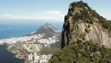 Kamera-Fliegt-Den-Corcovado-Hügel-In-Rio-De-Janeiro-Hinauf-Und-Enthüllt-Die-Statue-Von-Christus-Dem-Erlöser