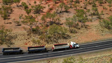 Tren-De-Carretera-De-Tres-Remolques-Con-Carga-Vacía-Conduciendo-En-Outback-Road-En-Qld,-Australia