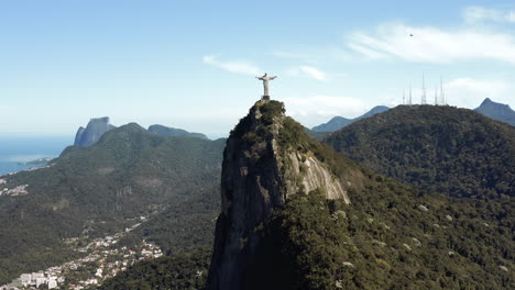 Helikopter-Passiert-Die-Christusstatue-Auf-Dem-Corcovado-Hügel-In-Rio-De-Janeiro