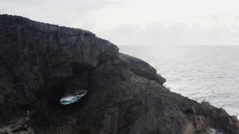 Formaciones-Rocosas-Masivas-En-La-Cueva-Del-Indio-En-La-Costa-Del-Océano-Atlántico,-Arecibo,-Puerto-Rico