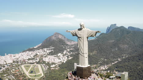Wegfliegen-Von-Christus-Der-Erlöser-Statue-Auf-Dem-Corcovado-Hügel-In-Rio-De-Janeiro