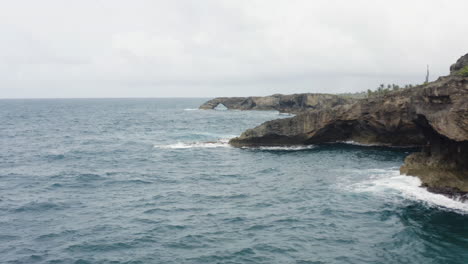 Küstenklippen-Und-Strände-An-Der-Cueva-Del-Indio-In-Las-Piedras,-Puerto-Rico---Drohnenaufnahme-Aus-Der-Luft