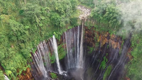 Blick-Von-Oben,-Atemberaubende-Luftaufnahme-Der-Wasserfälle-Von-Tumpak-Sewu-Coban-Sewu