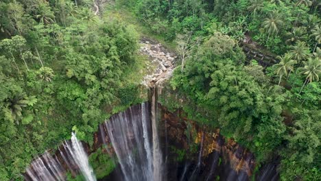 Blick-Von-Oben,-Atemberaubende-Luftaufnahme-Der-Wasserfälle-Von-Tumpak-Sewu-Coban-Sewu