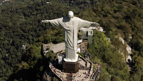 Christus-Die-Erlöser-Statue-Auf-Dem-Corcovado-Hügel-In-Rio-De-Janeiro-Herunterfliegen