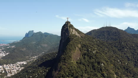 Helicóptero-Volando-Alrededor-De-La-Estatua-Del-Cristo-Redentor-En-El-Cerro-Corcovado-En-Río-De-Janeiro
