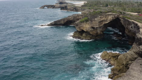 Höhlen-Und-Felsen-Der-Cueva-Del-Indio-In-Puerto-Rico---Luftdrohnenaufnahme