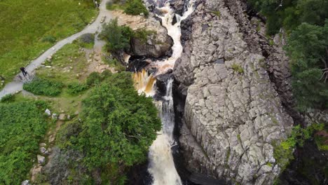 Wasserfall-Mit-Hoher-Kraft-In-Middleton-in-Teesdale,-Grafschaft-Durham,-Drohnen-4K-HD-Luftaufnahmen