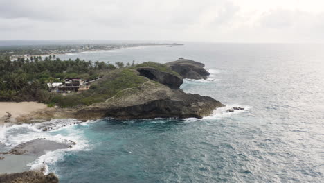 Luftbild-Auf-Der-Meereslandschaft-Der-Felsigen-Atlantikküste-In-Der-Nähe-Von-Cueva-Del-Indio-In-Puerto-Rico---Drohnenaufnahme