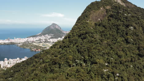 Fliegen-Des-Corcovado-Hügels-In-Rio-De-Janeiro-Mit-Rodrigo-De-Freitas-Lagune-Im-Hintergrund