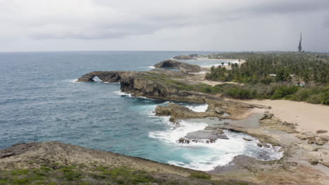 Luftbild-Von-El-Indio-Cave-Beach-In-La-Piedras-In-Der-Nähe-Von-Arecibo,-Puerto-Rico
