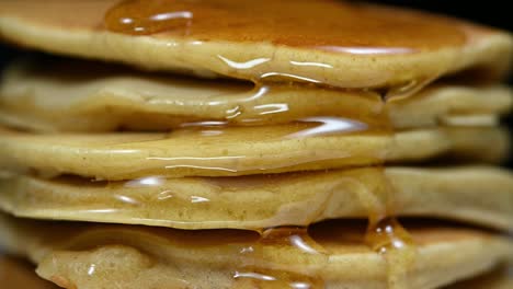 Hotcake-Seis-Piezas-Apiladas-Con-Miel-Que-Fluye-Lista-Para-Ser-Comido-Para-El-Desayuno,-Comida-Muy-Saludable