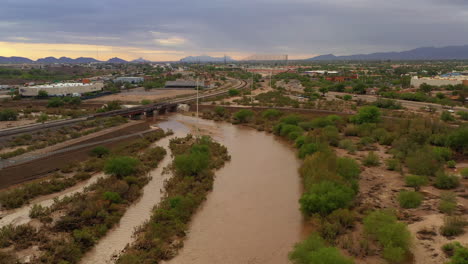 Drone-Vuela-Sobre-El-Lecho-Del-Río-Inundado-En-Arizona-Después-De-Fuertes-Lluvias