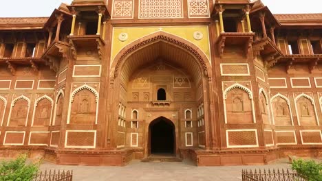 Der-Alte-Eingang-Des-Jahangir-Palastes-In-Agra,-Indien,-Mit-Dolly,-Der-Auf-Das-Gebäude-Zugeht