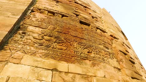 The-Floral-Carvings-on-the-side-of-the-Ancient-Dhamek-Stupa-in-Sarnath,-Varanasi,-India-with-Close-Up-Shot