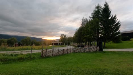Zeitraffer-Idyllischer-Sonnenuntergang-über-Hütte-Und-Ländlichem-Ackerland,-Statische-Ansicht