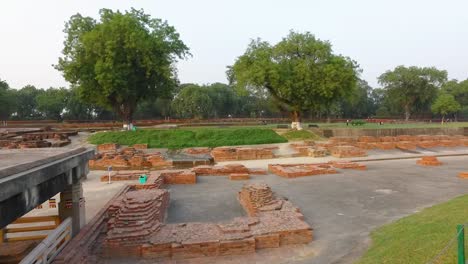 Los-Restos-Arqueológicos-Budistas-De-Mulagandha-Kuti-De-Sarnath-Con-Ladrillos-Y-Piedras-En-Sarnath,-Varanasi,-India
