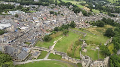 Barnard-Castle-market-town-in-Teesdale,-County-Durham,UK-rising-Drone-footage