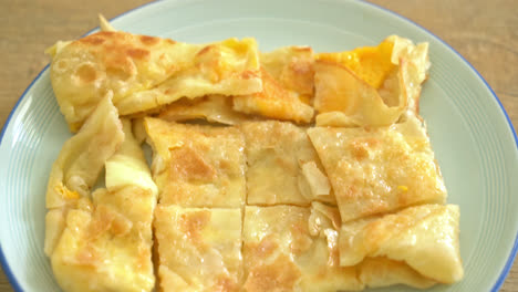 Roti-Frito-Con-Huevo-Y-Leche-Condensada-Azucarada