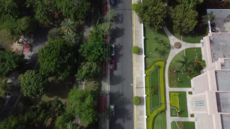 Blick-Von-Oben-Auf-Die-Straßen-Von-Santo-Domingo,-Wohngebiet-In-Der-Nähe-Des-Tempels-Von-Santo-Domingo-Und-Seines-Wunderschönen-Gartens