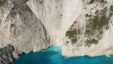 White-Rock-Zakynthos-Klippen-An-Einem-Kleinen-Versteckten-Strand-In-Griechenland---Antenne