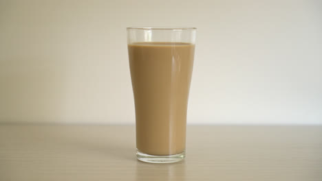 Kaffee-Latte-Glas-Auf-Dem-Tisch
