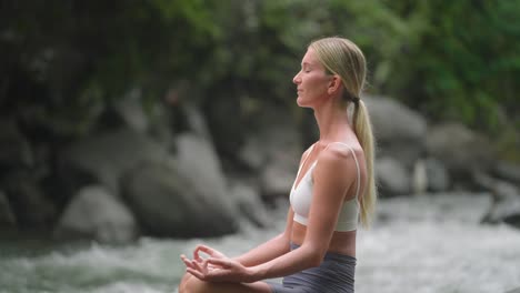 Elegante-Blonde-Frau-Mit-Geschlossenen-Augen-In-Yoga-Pose-Im-Freien-In-Bali-Natur
