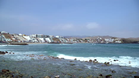 Hermosa-Vista-Panorámica-Del-Distrito-De-San-Bartolo-Con-Olas-Del-Océano-Pacífico-Rompiendo-A-Lo-Largo-De-Las-Rocas-En-Lima,-Perú