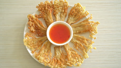 deep-fried-enoki-mushroom-or-golden-needle-mushroom-with-spicy-dipping-sauce---vegan-food-style