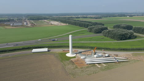 Ausleger-Der-Im-Bau-Befindlichen-Windmühle-In-Der-Nähe-Der-Autobahn