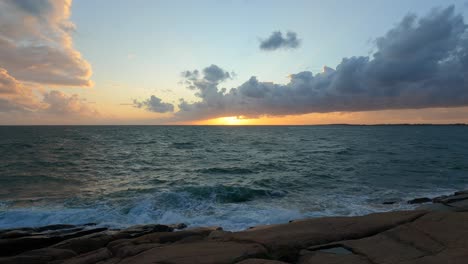 Malerischer-Sonnenuntergang-Am-Meer-Mit-Wellen,-Zeitlupe,-Statischer-Ansicht