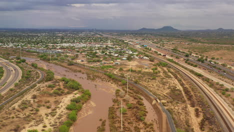 Lecho-De-Río-Inundado-En-Tucson-Después-De-Fuertes-Lluvias-Monzónicas
